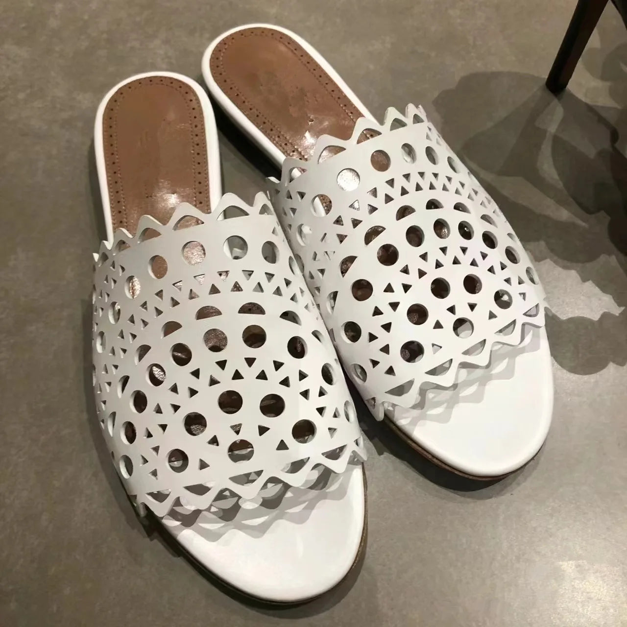 Hollow Out Flat Slippers pu Leather High Quality Summer Sandals 2024 New Luxury Design Women's Shoes Beach Slides