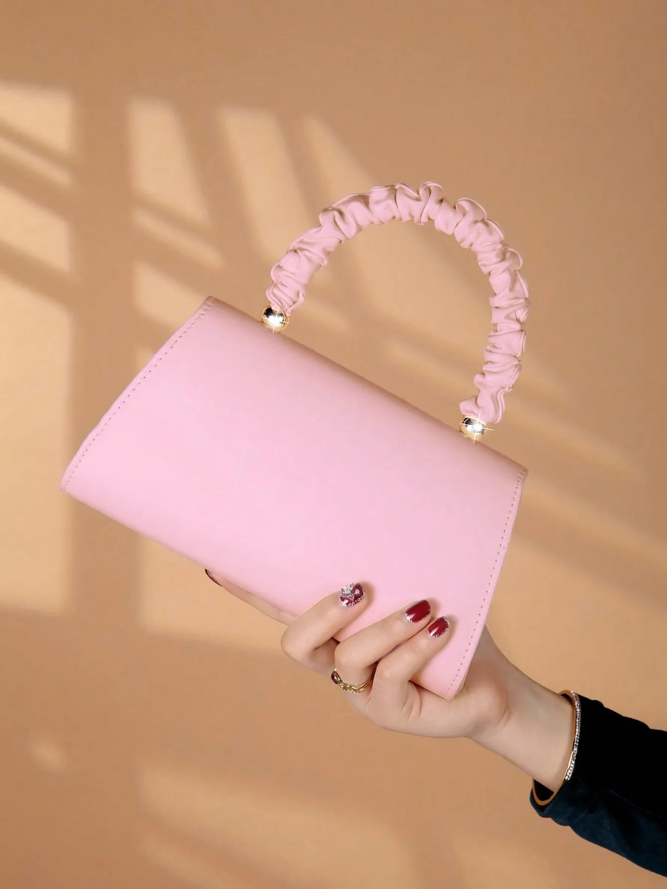 Elegant light luxury solid color women's handbag, fashionable and romantic banquet clutch, suitable for women's daily use.