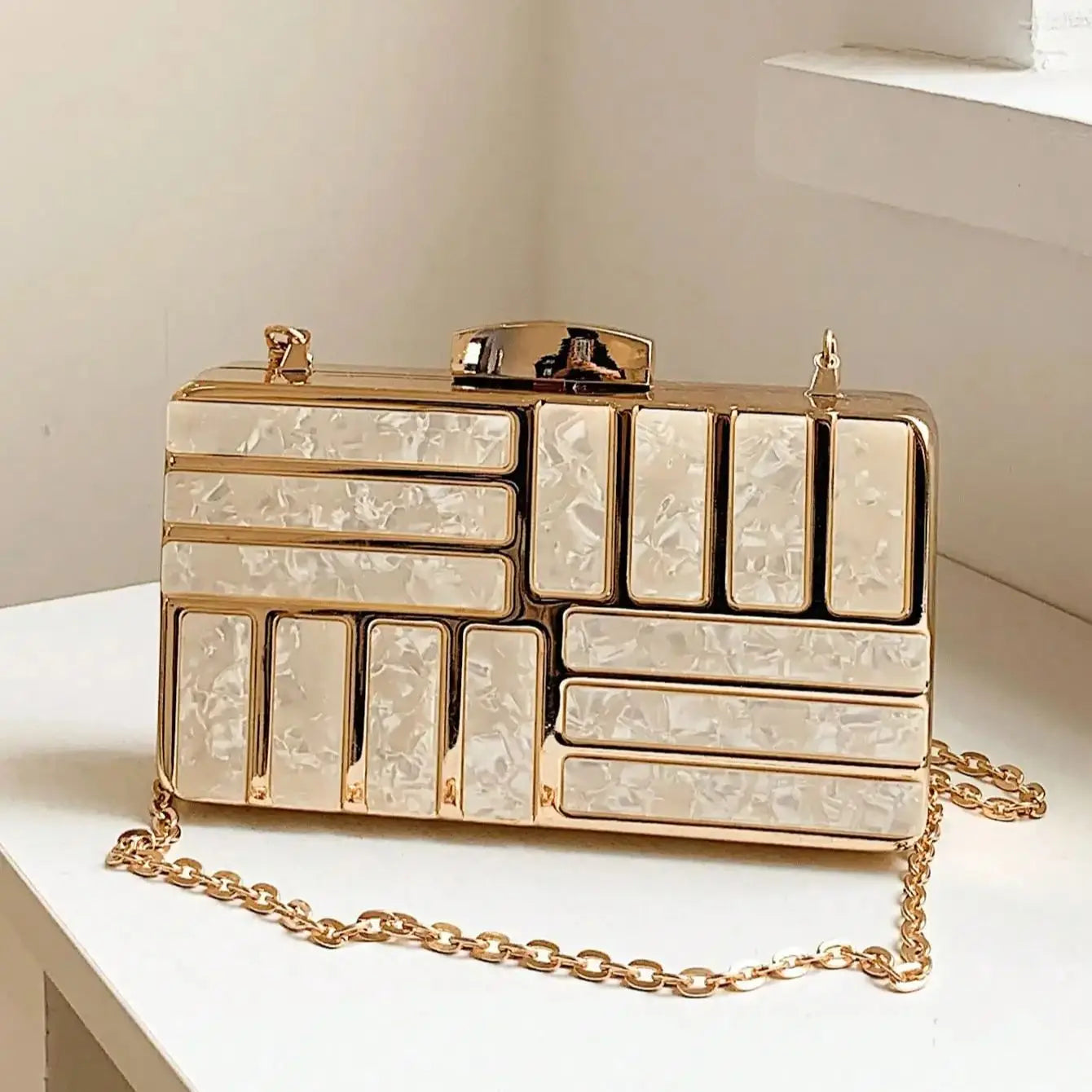 Acrylic Women Clutch Evening Bags Flap Luxury New Arrival Hollow Out Style Glitter Handbags Metal Chain Party Wedding Bridal Pro