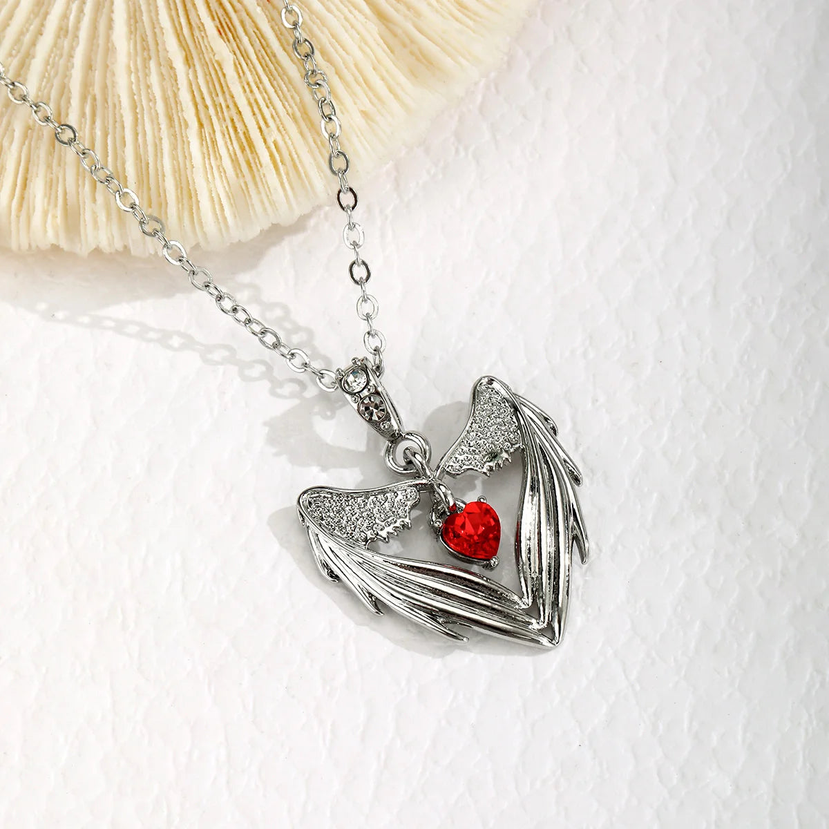 Gothic Punk Bat Wings and Heart-Shaped Resin Pendant Necklace - Dark Fantasy Style Alloy Chain, Halloween Gift for Women, Casual Fashion Accessories