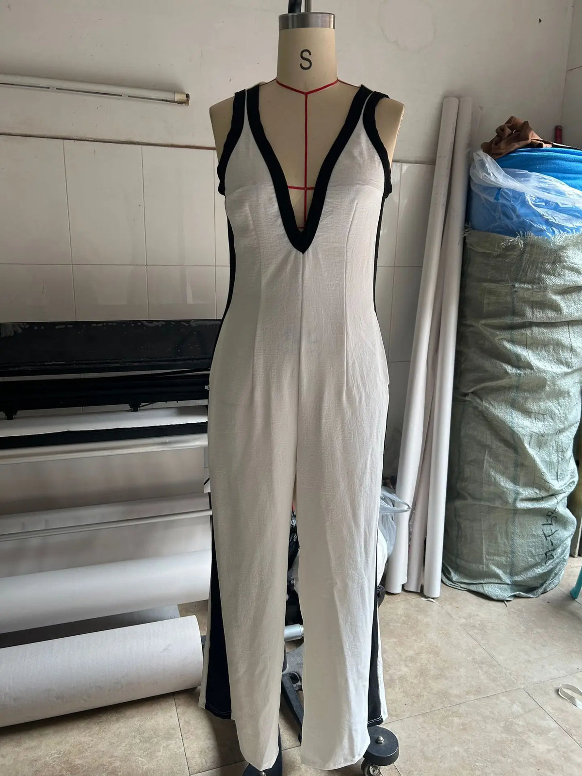 2026 summer new fashion women's V-neck sleeveless contrasting color suspender wide-leg jumpsuit