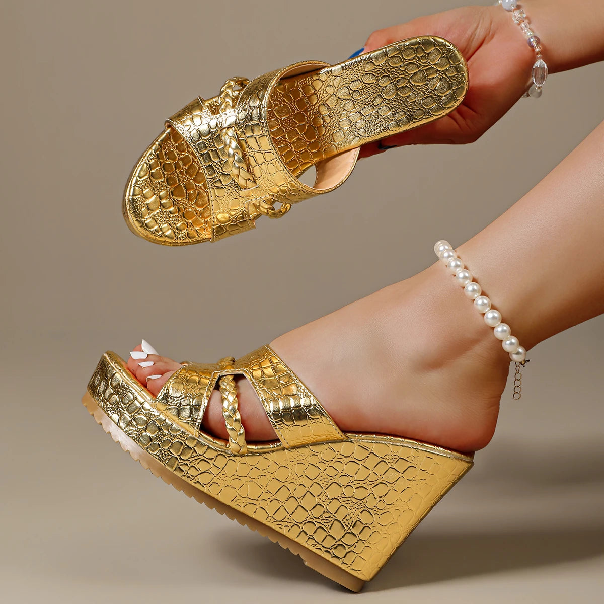 Golden Crocodile Print Wedge Heels Slides 10CM Fashion Woven Woman Sandals Platform Sole Outdoor Slippers Luxury Women's Shoes
