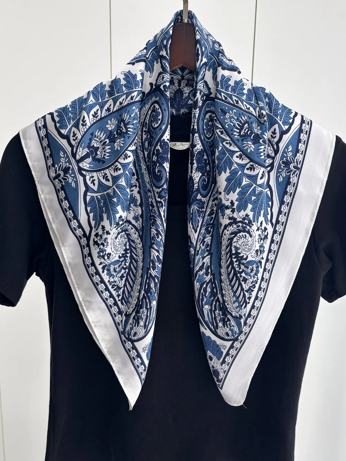 2026 New Elegant Fashion 70X70cm Printed Women's Scarf Silk Scarf Square Shawl Decorative Headband Neck Luxury Design Bandana