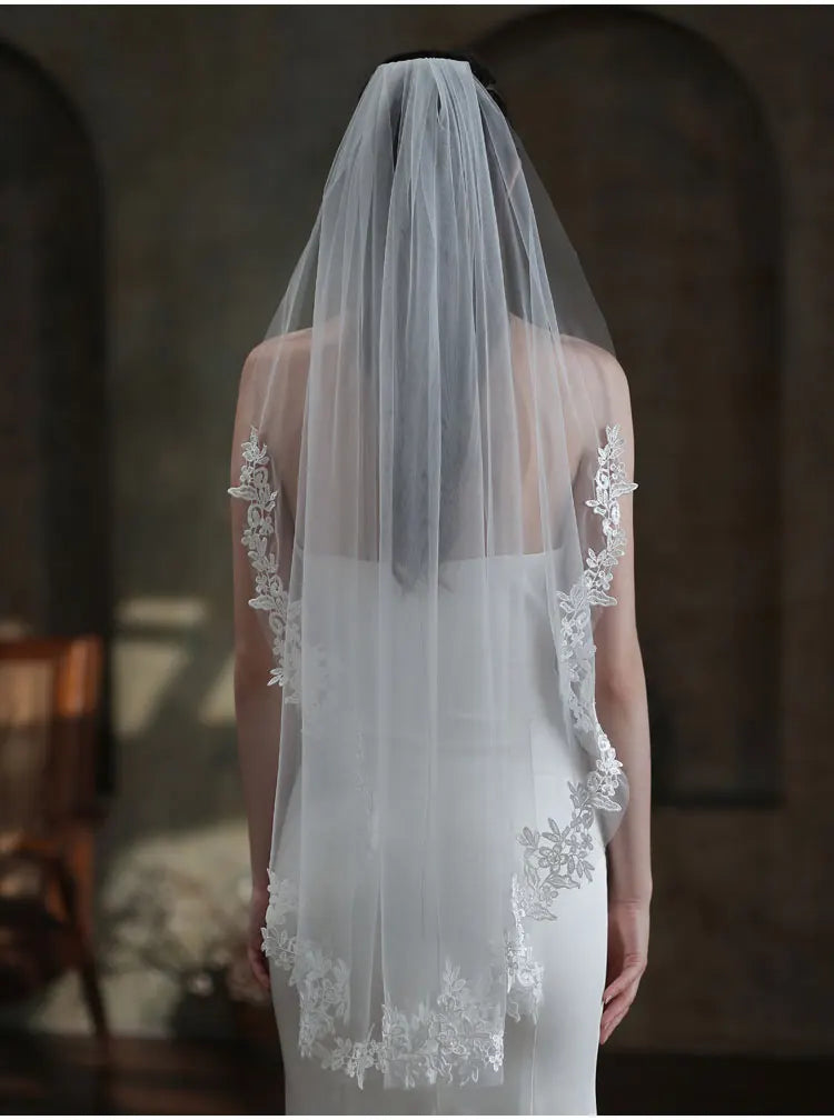 Exquisite Bridal White Veil Plain Tulle Handmade Lace Appliqued Fingertip Brides Headdress Veil with Hair Comb V683