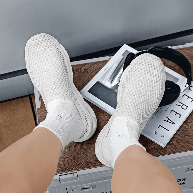 Men Slippers Summer Breathable Home Indoor Slippers Men Flats Thick Bottom Lightweight Slides Fashion Outdoor Walking Shoes