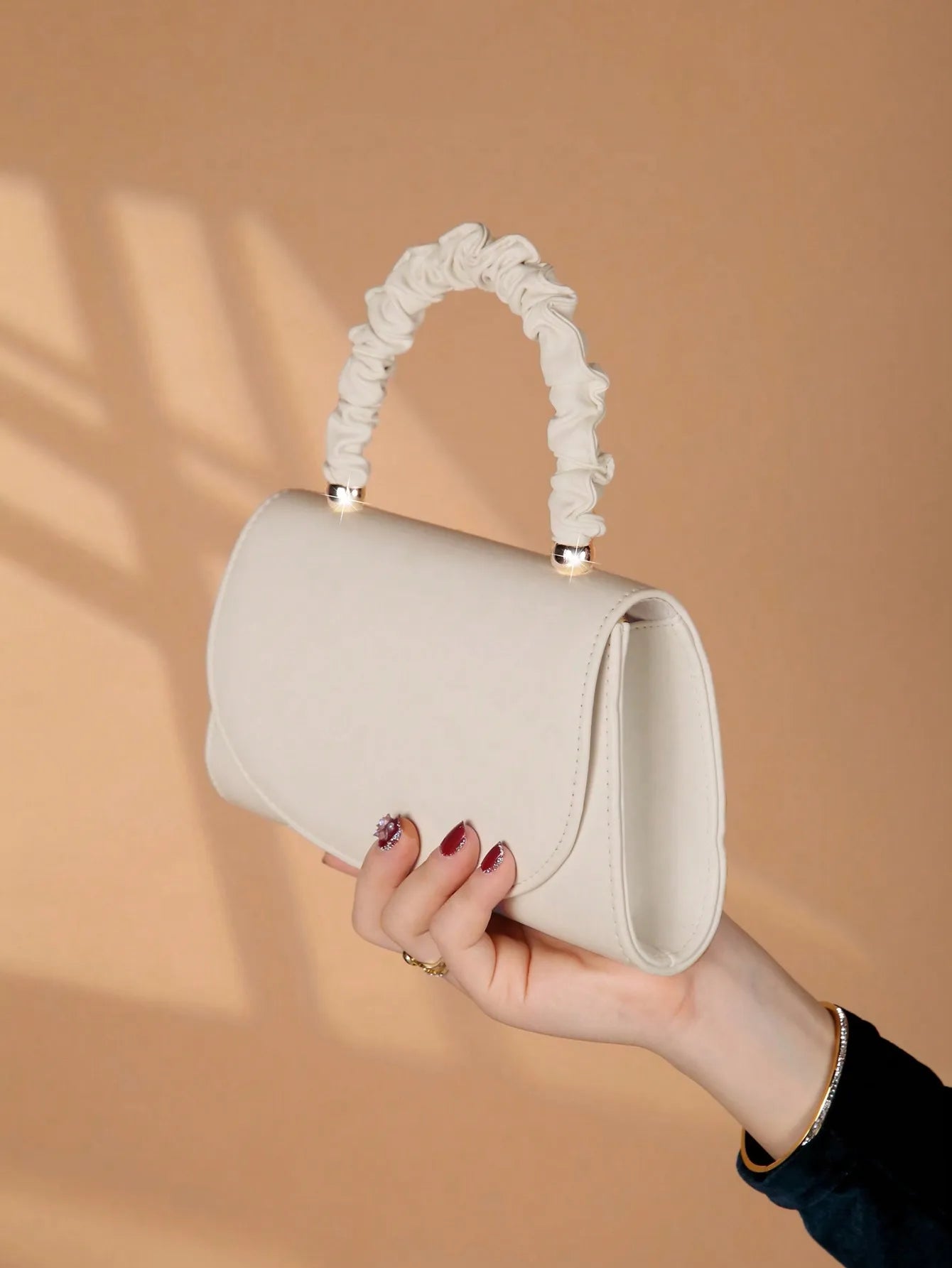 Elegant light luxury solid color women's handbag, fashionable and romantic banquet clutch, suitable for women's daily use.