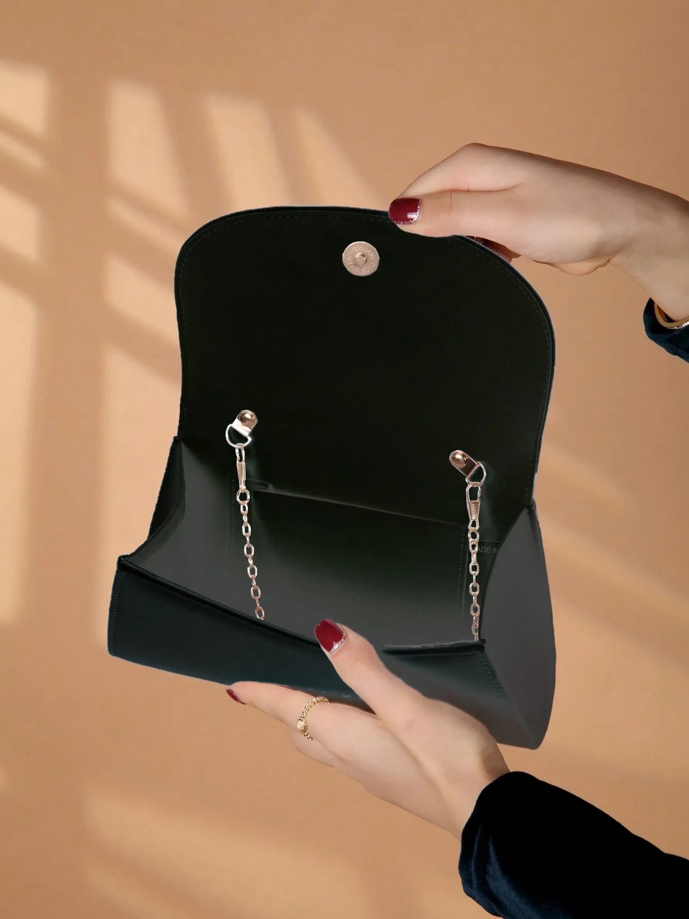 Elegant light luxury solid color women's handbag, fashionable and romantic banquet clutch, suitable for women's daily use.