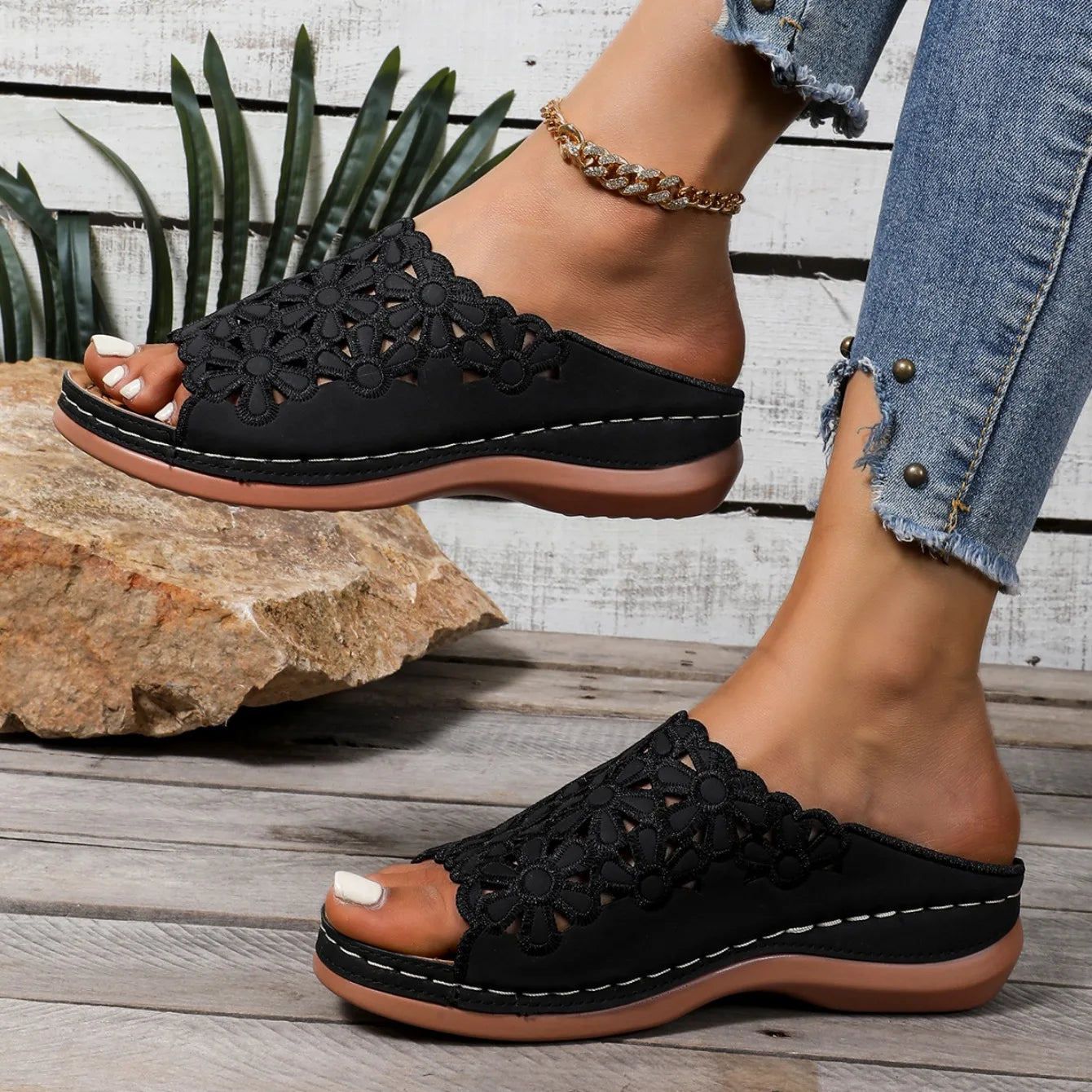 Women Slippers Elegant Floral Comfort Sandals Hollow-Cut Stylish Wedge Slippers Designer Versatile Slides Women Beach Shoes