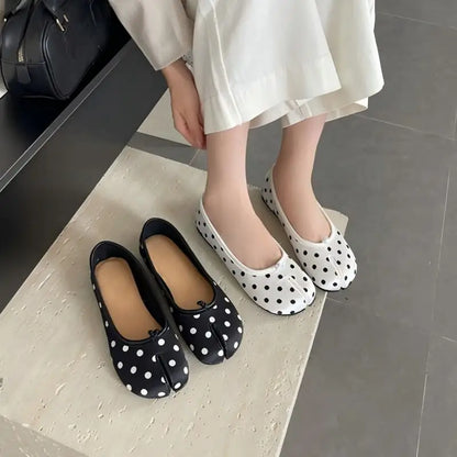 2026 New Women's Polka Dot Vintage Split Toe Slip-On Flat Shoes Japanese Style Casual Loafers Black Beige Large Size 35-42
