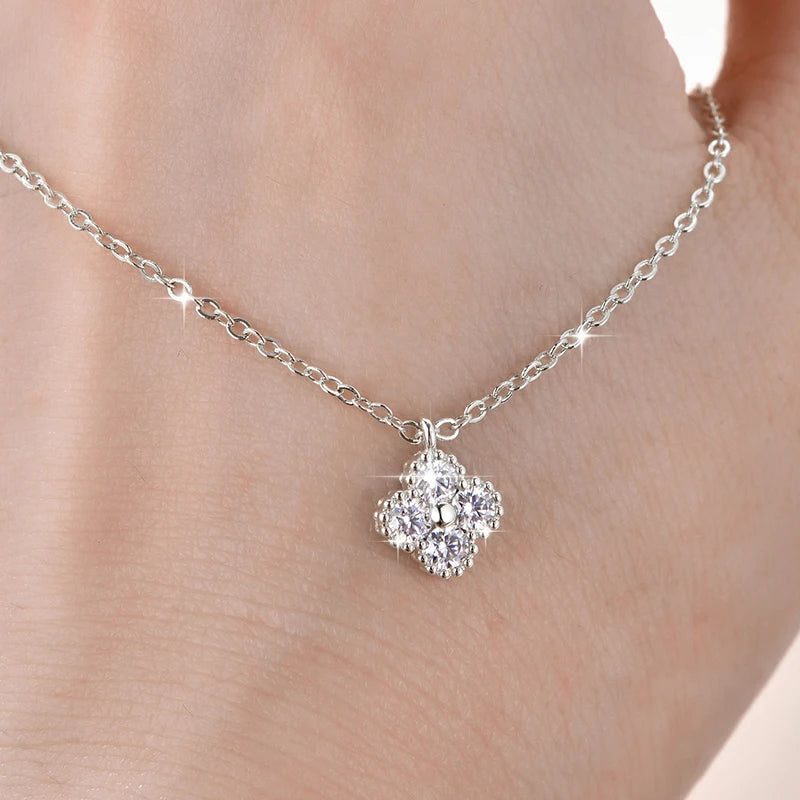 Rrjzz Lucky Clover D-Color Round Moissanite Necklace for Women Four-Leaf Flower Lab Imitation Diamond Pendant Necklace Jewelry