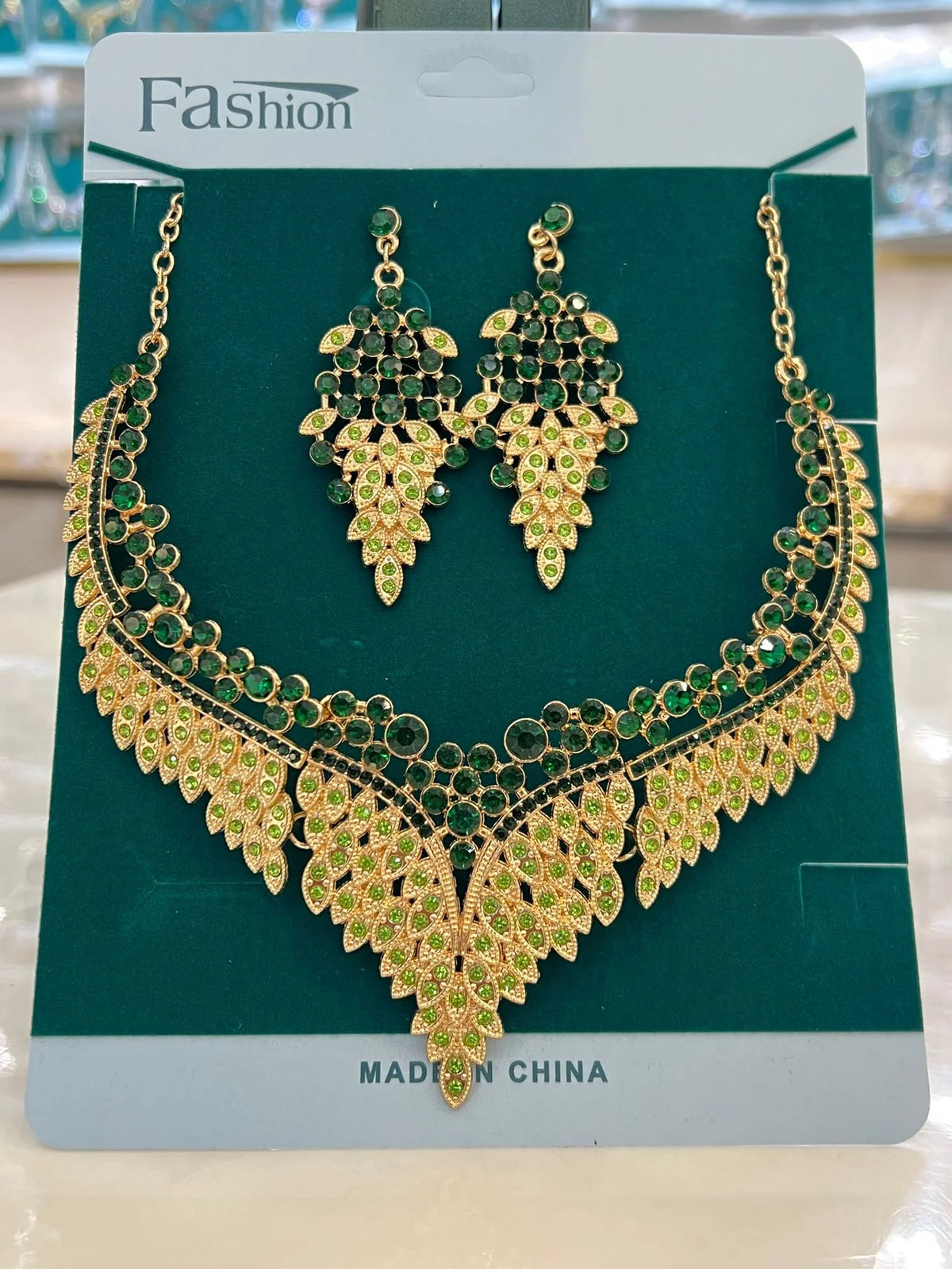 Two Piece Set of Emerald Fan-Shaped Necklace Earrings for Women on Vacation, Sweet Dates, Honeymoons, Valentine's Day Gifts