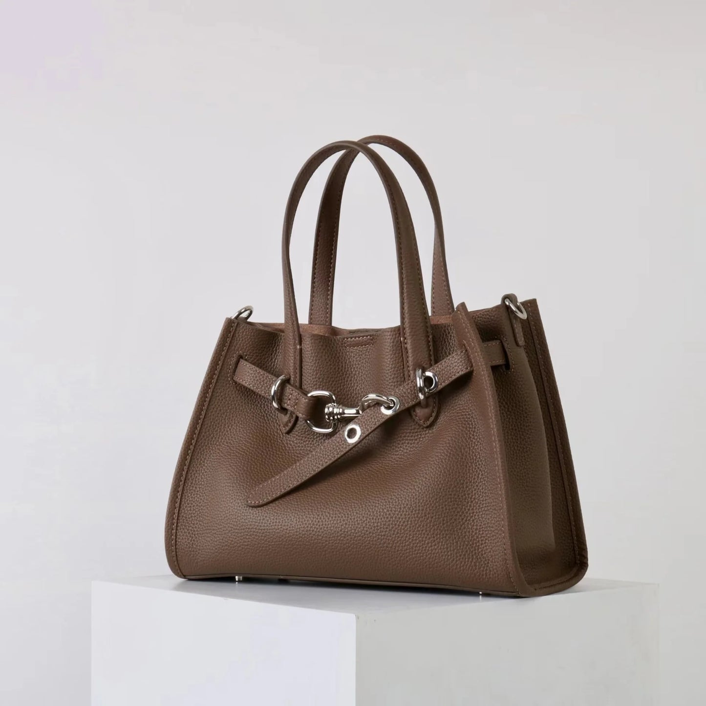2026 Top grade Women's Genuine Leather Bag High Quality Casual Versatile Handbags Female Shoulder Bags Commute Totes Coffee