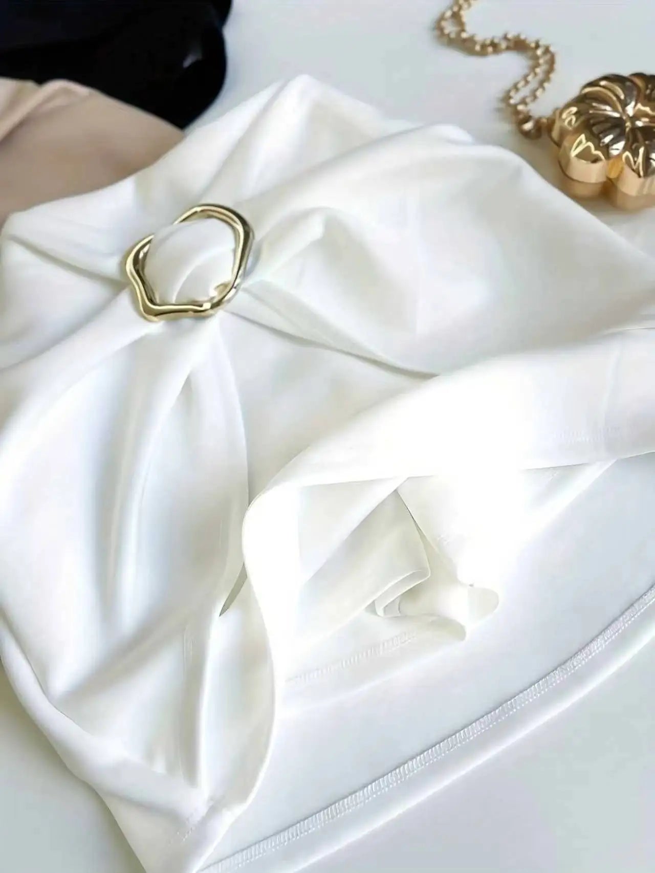Women's White Short Skirt, Fashionable Solid Color Metallic Accent Pleated Bodycon Mini Skirt, for Fashionable Commuting, Busine