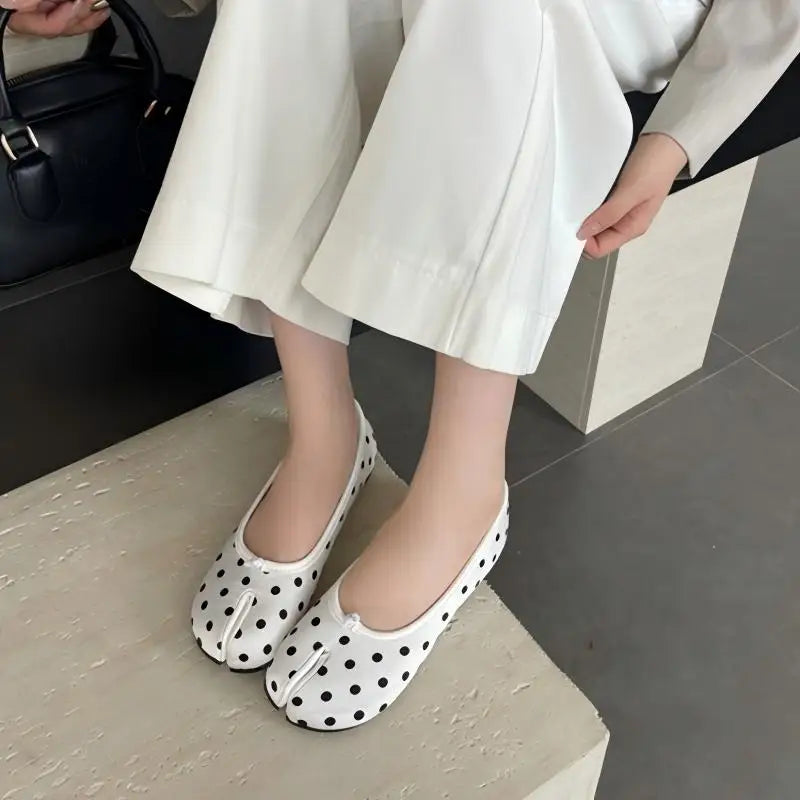 2026 New Women's Polka Dot Vintage Split Toe Slip-On Flat Shoes Japanese Style Casual Loafers Black Beige Large Size 35-42