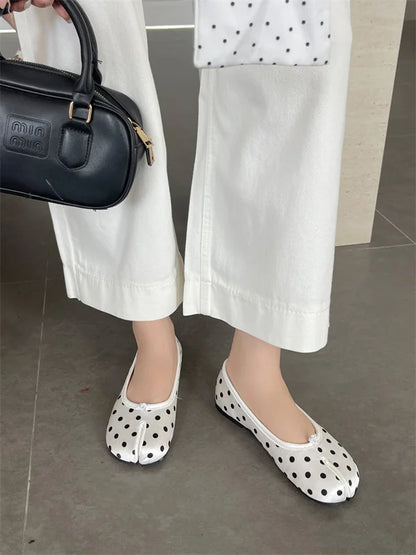 2026 New Women's Polka Dot Vintage Split Toe Slip-On Flat Shoes Japanese Style Casual Loafers Black Beige Large Size 35-42