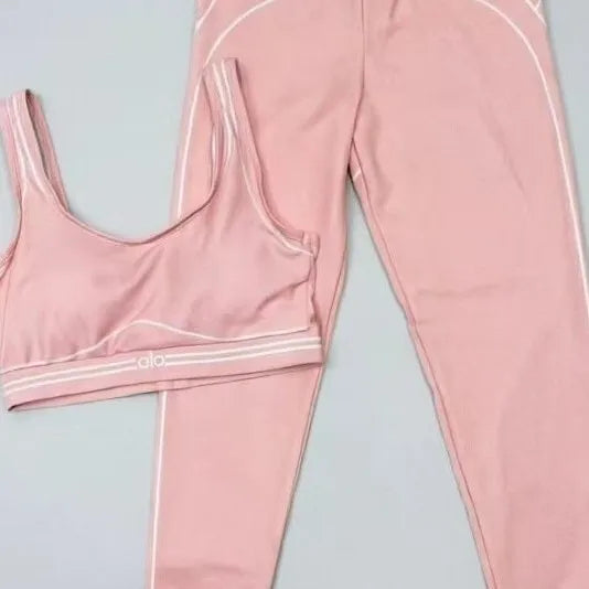 Slim Fit Workout Outfit with Stretch Fabric and Modern Graphic Design
