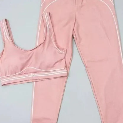 Slim Fit Workout Outfit with Stretch Fabric and Modern Graphic Design