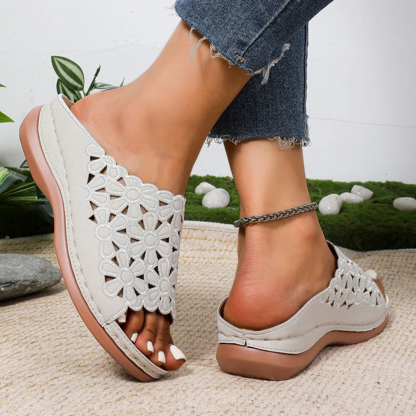 Women Slippers Elegant Floral Comfort Sandals Hollow-Cut Stylish Wedge Slippers Designer Versatile Slides Women Beach Shoes
