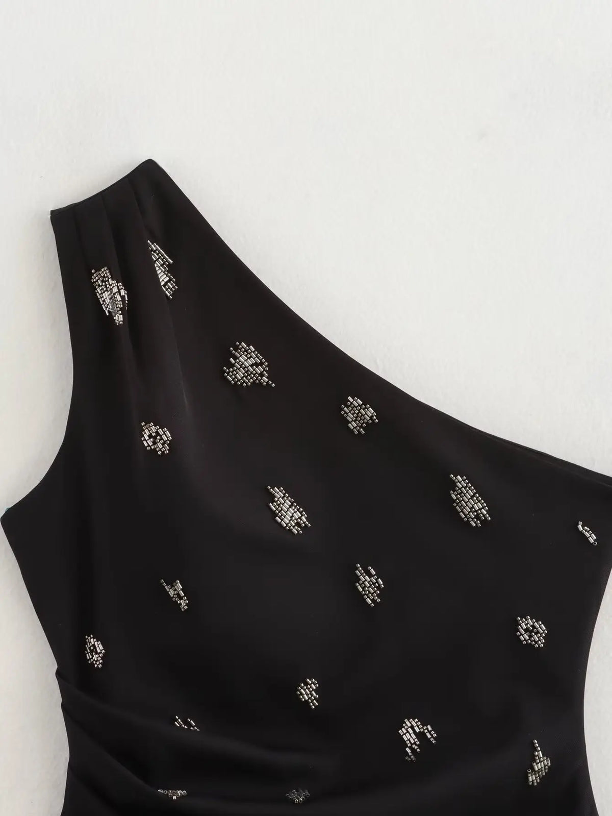 2025 New Women Sexy Single Shoulder Pearl Beading Asymmetrical Blouse T-shirt Summer Women Side Zipper Slim Shirts Chic Tops