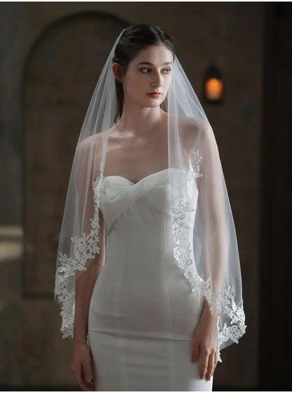 Exquisite Bridal White Veil Plain Tulle Handmade Lace Appliqued Fingertip Brides Headdress Veil with Hair Comb V683