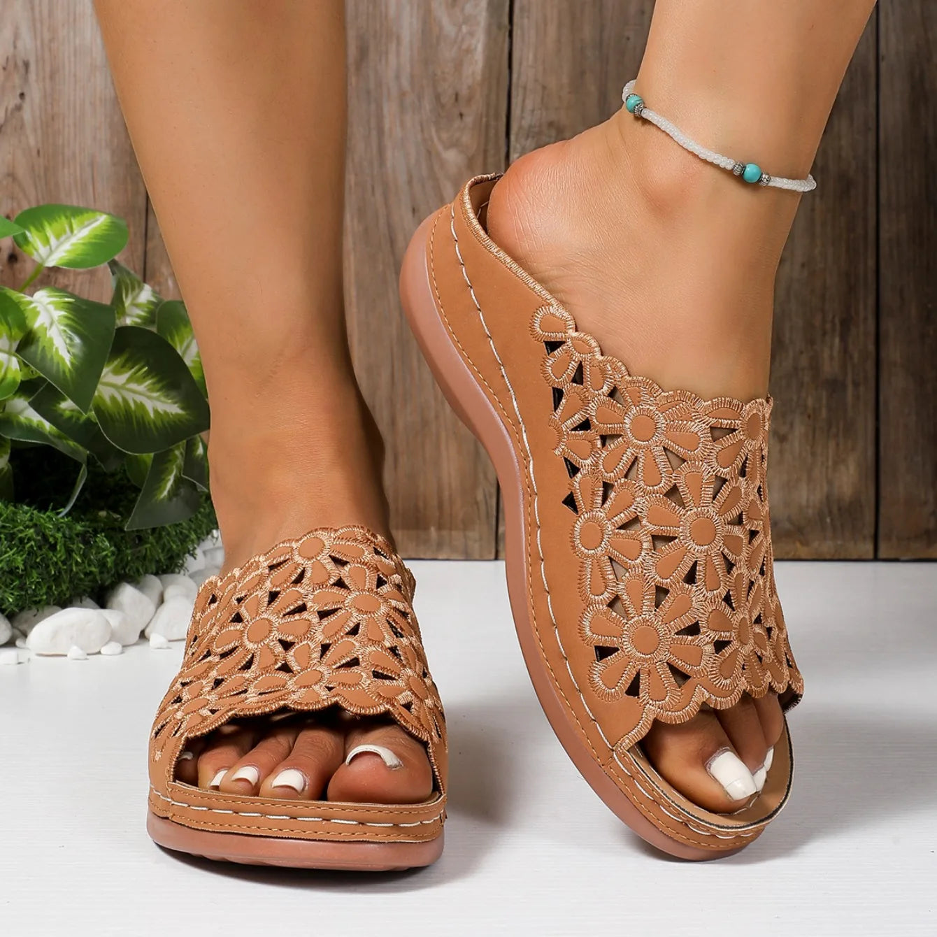 Women Slippers Elegant Floral Comfort Sandals Hollow-Cut Stylish Wedge Slippers Designer Versatile Slides Women Beach Shoes