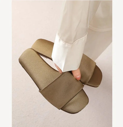 Summer New Women Shoes Premium Feel Flat Bottom Slippers for Woman Elegant Outdoors Slippers Luxury Designer Shoes Zapatos Mujer