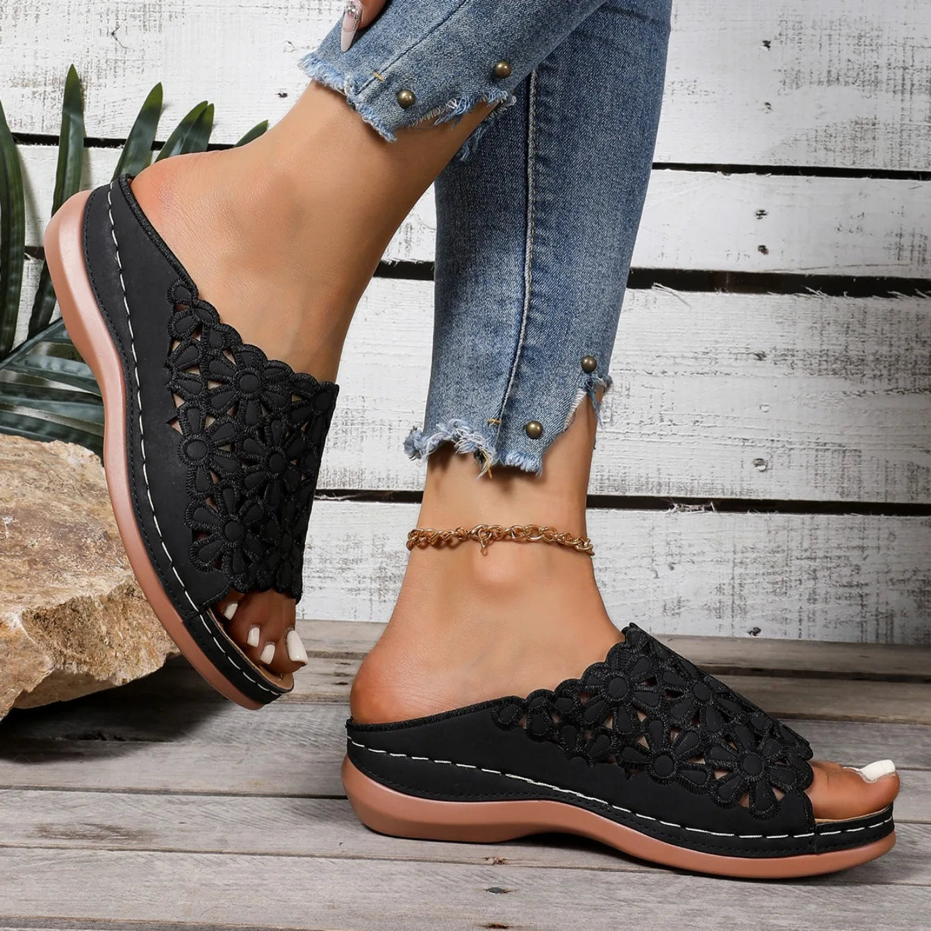Women Slippers Elegant Floral Comfort Sandals Hollow-Cut Stylish Wedge Slippers Designer Versatile Slides Women Beach Shoes