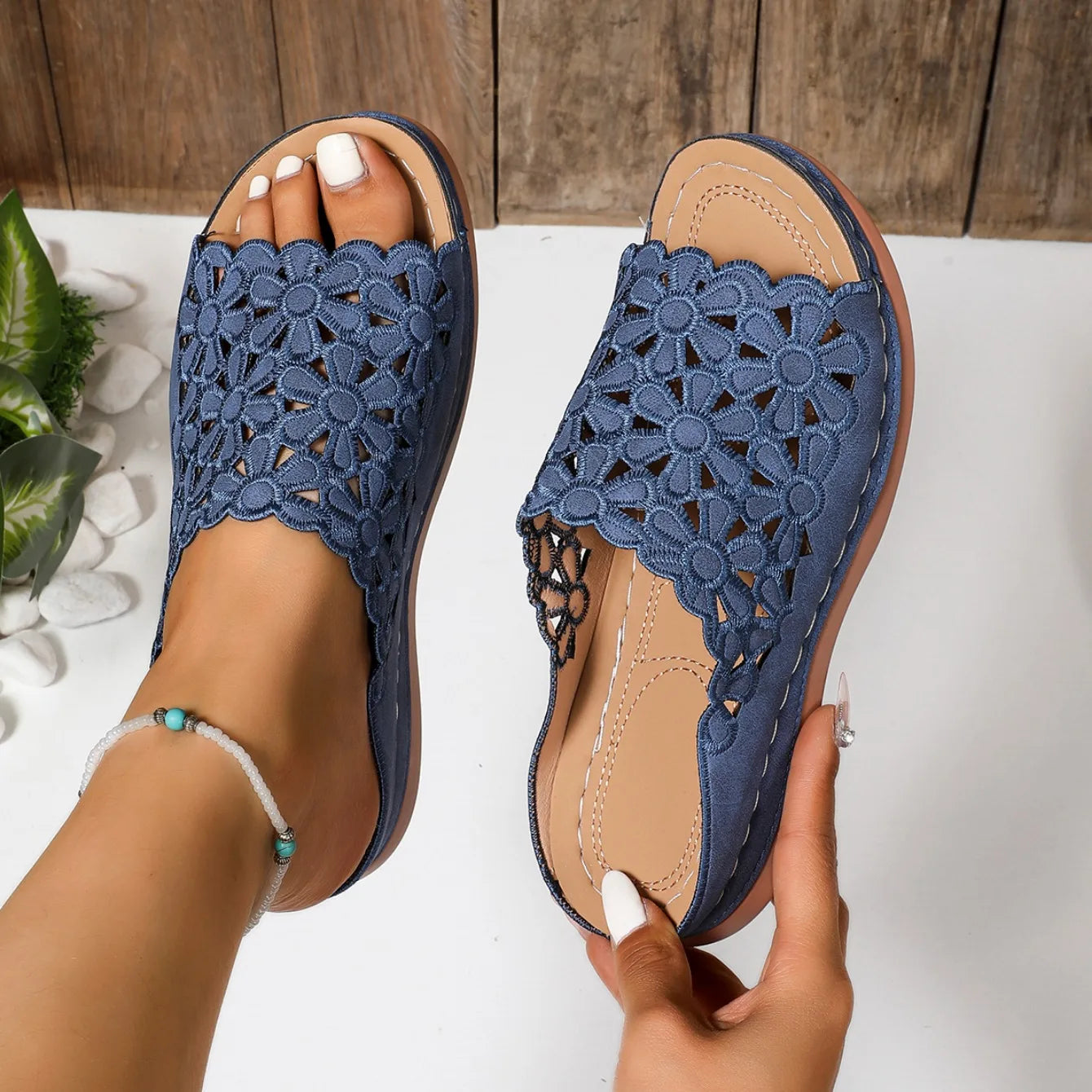 Women Slippers Elegant Floral Comfort Sandals Hollow-Cut Stylish Wedge Slippers Designer Versatile Slides Women Beach Shoes