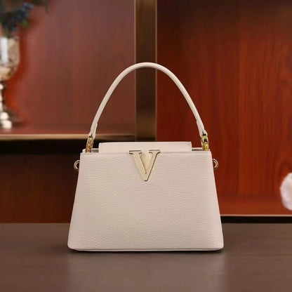 A fashionable crossbody bag with detachable shoulder straps and pebble-patterned leather for ladies
