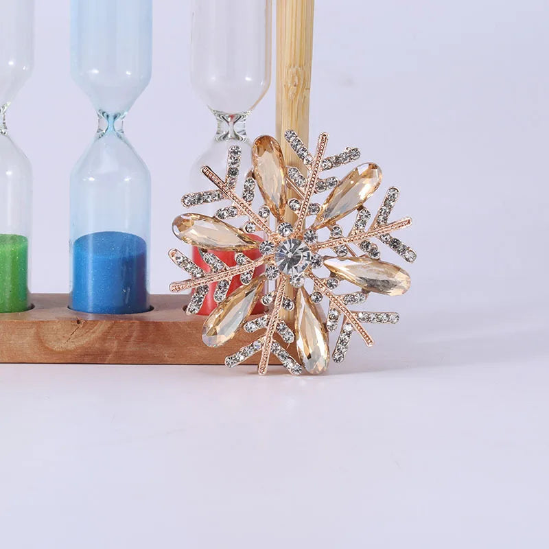 High-grade Rhinestone Snowflake Brooch Female Exquisite Jewelry Banquet Wedding Brooches Clothing Corsage Crystal Flower Badge