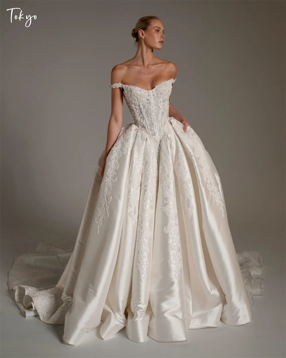 Tokyo Customized White Strapless Neck Satin Wedding Dresses Sleeveless Lace-Up Back Bridal Gown 2026 Elegant A-Line Wedding Gown