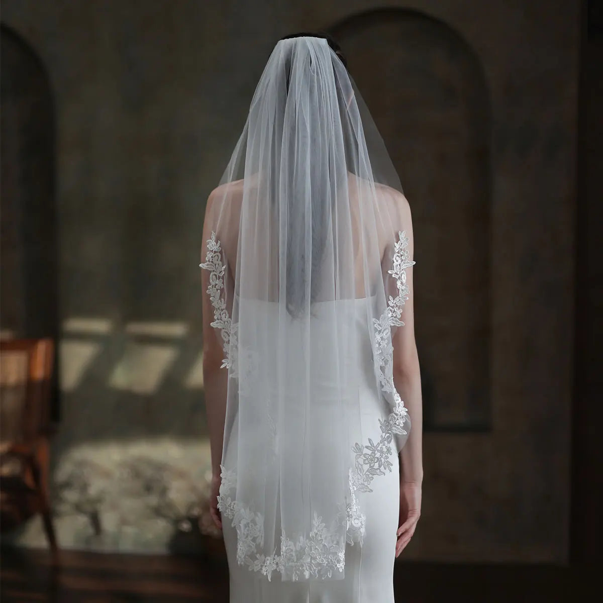 Exquisite Bridal White Veil Plain Tulle Handmade Lace Appliqued Fingertip Brides Headdress Veil with Hair Comb V683