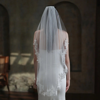 Exquisite Bridal White Veil Plain Tulle Handmade Lace Appliqued Fingertip Brides Headdress Veil with Hair Comb V683