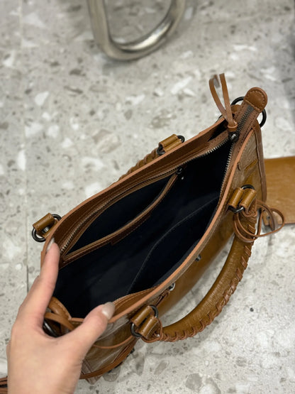 2026 Luxury Design Le City Rivet Motorcycle Bag Leather Leather Leather Handheld Women's Bag Trendy Fashion Single Shoulder Diag