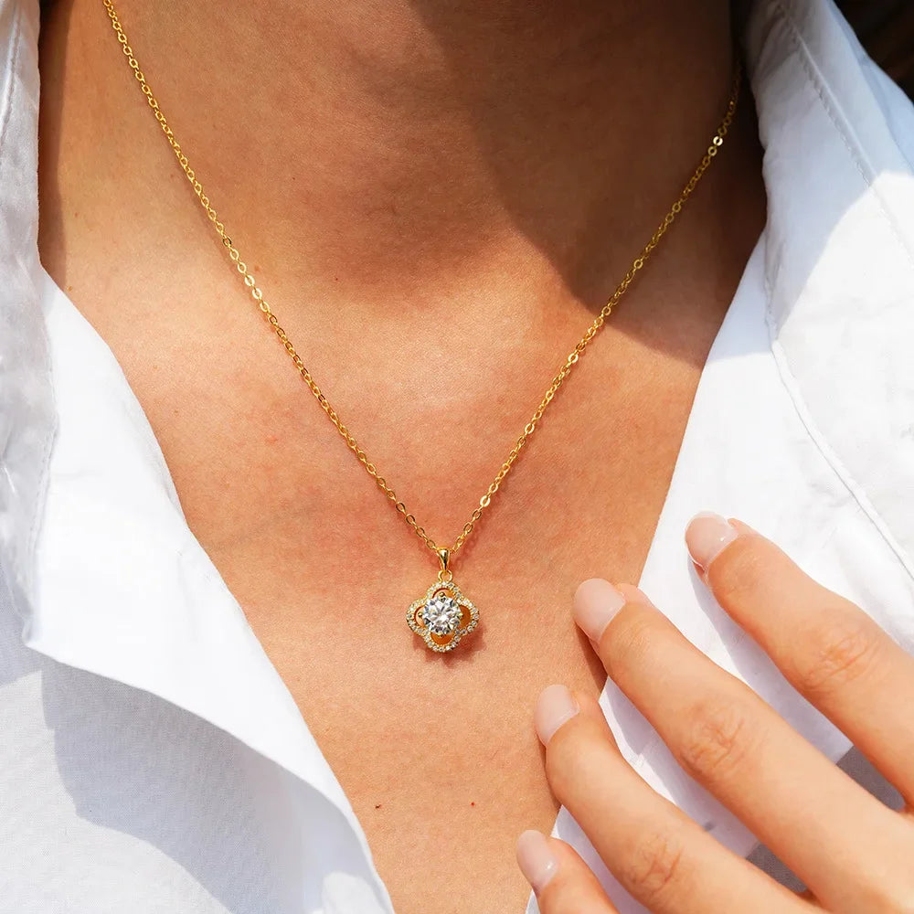 Luxury 100% Real 18k Gold Lucky Grass Pendant Clavicle Chain Women's Moissanite Pendant Necklace