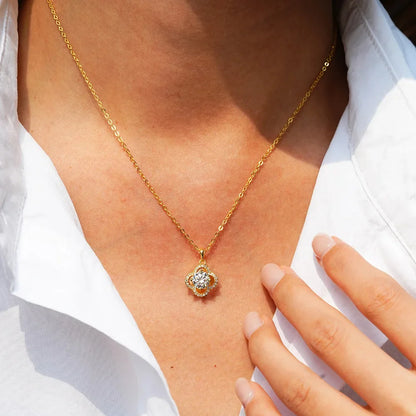 Luxury 100% Real 18k Gold Lucky Grass Pendant Clavicle Chain Women's Moissanite Pendant Necklace