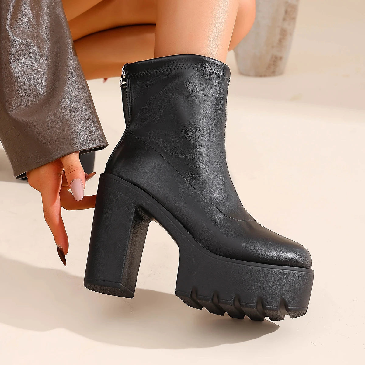 Women High Thick Sole Wide Heel Boots Designer Fashion Platform Boots Ladies High Quality Luxury Women Leather Boots Shoes