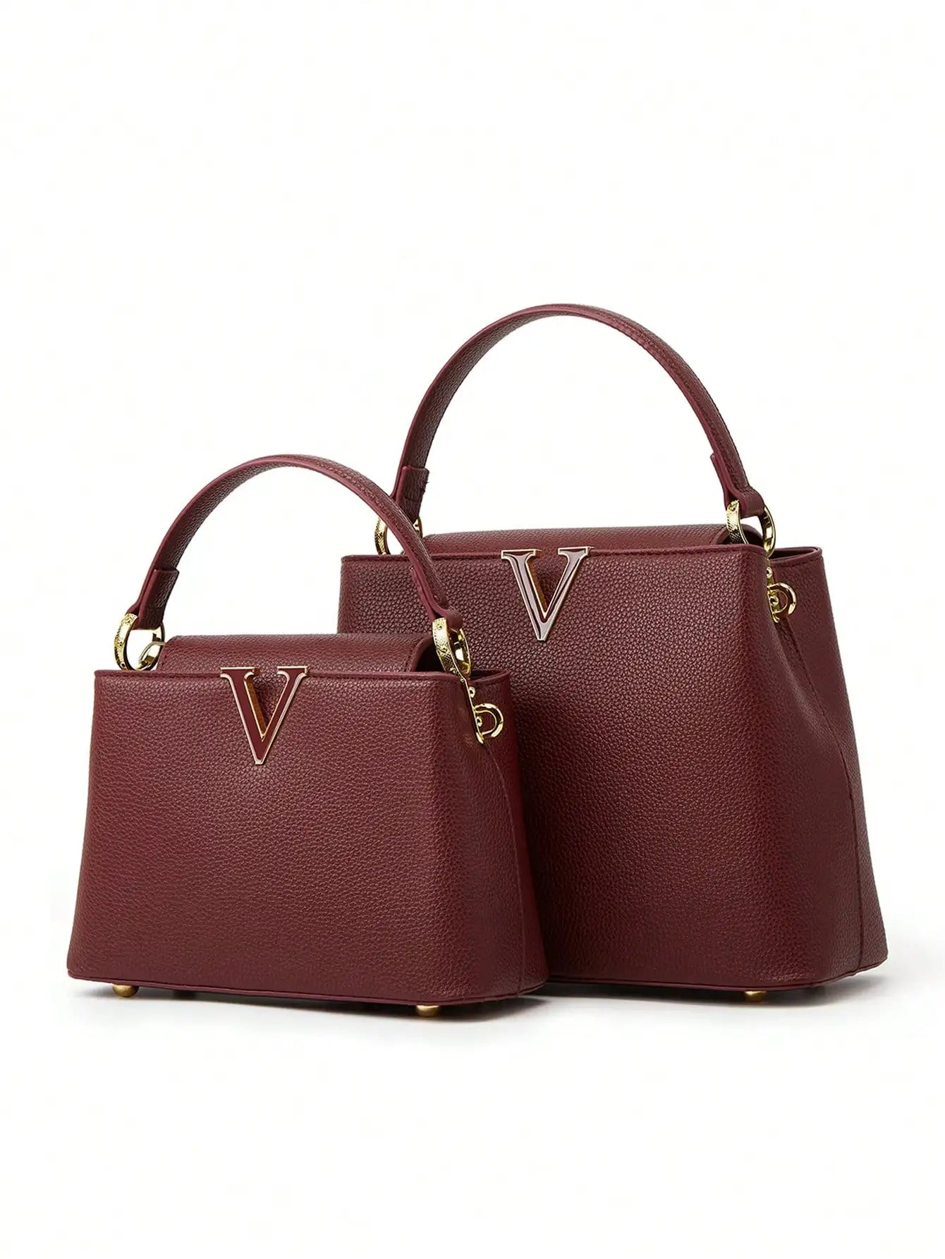 A fashionable crossbody bag with detachable shoulder straps and pebble-patterned leather for ladies