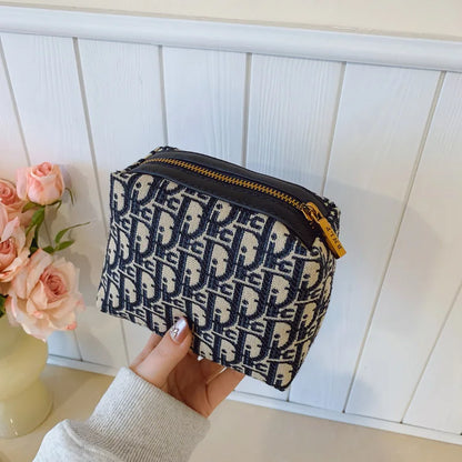Vintage Light Luxury Bucket Bag Handbag for Women 2026 New Spring High-End Versatile Commuting Shoulder and Crossbody Bag