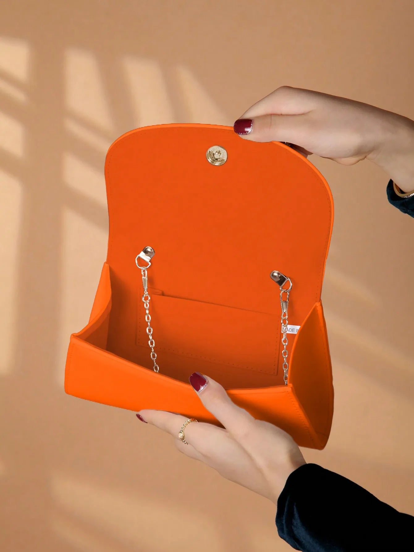 Elegant light luxury solid color women's handbag, fashionable and romantic banquet clutch, suitable for women's daily use.