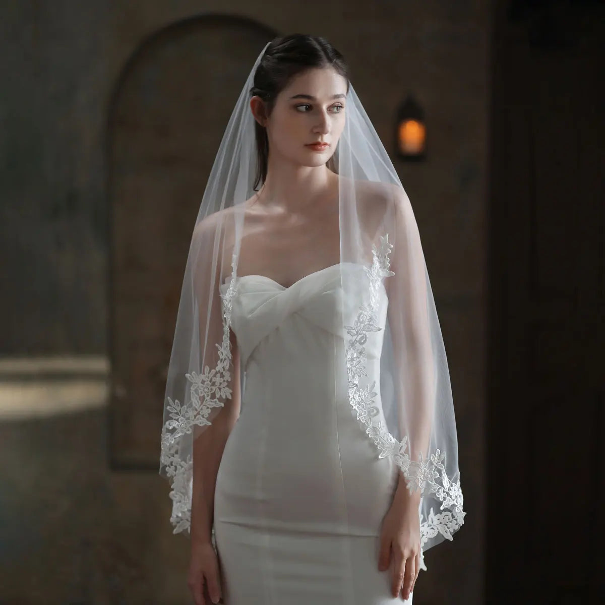 Exquisite Bridal White Veil Plain Tulle Handmade Lace Appliqued Fingertip Brides Headdress Veil with Hair Comb V683