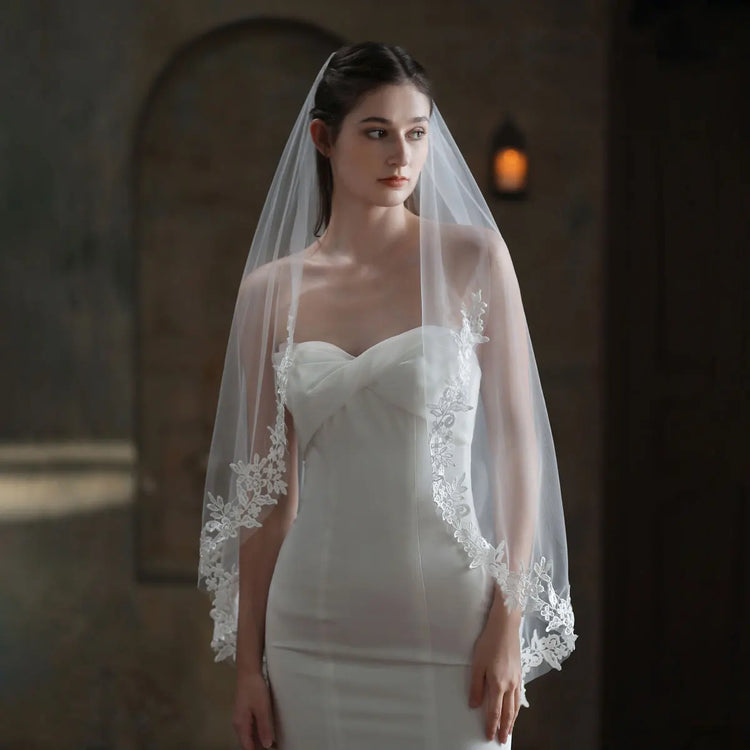 Exquisite Bridal White Veil Plain Tulle Handmade Lace Appliqued Fingertip Brides Headdress Veil with Hair Comb V683