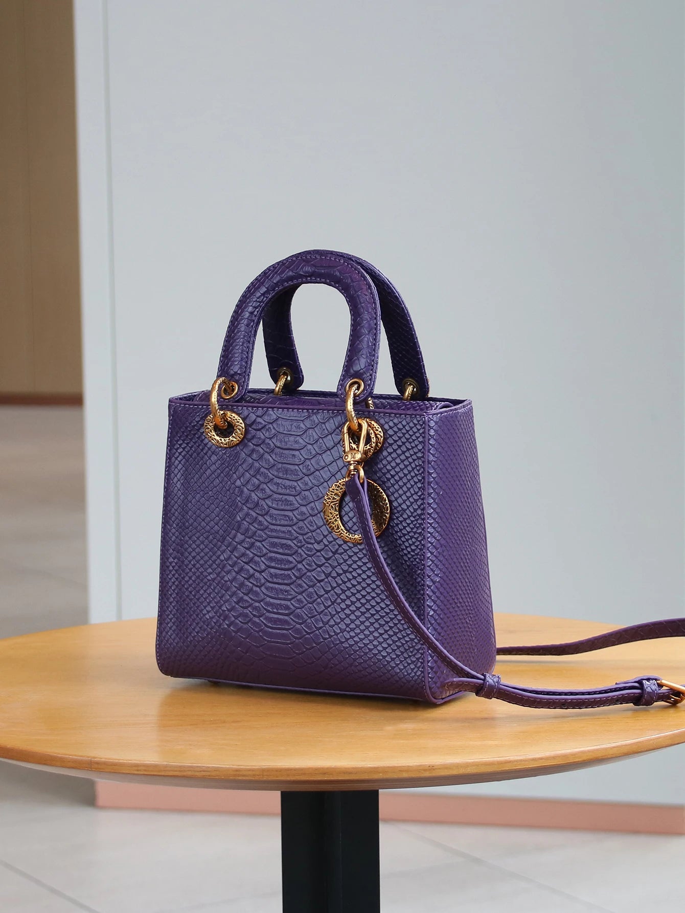 2026 New Fashion Luxury Snake Lady Handbag Niche Design Advanced Texture Temperament Exotic Small Bag Commuter Joker Shoulder Me