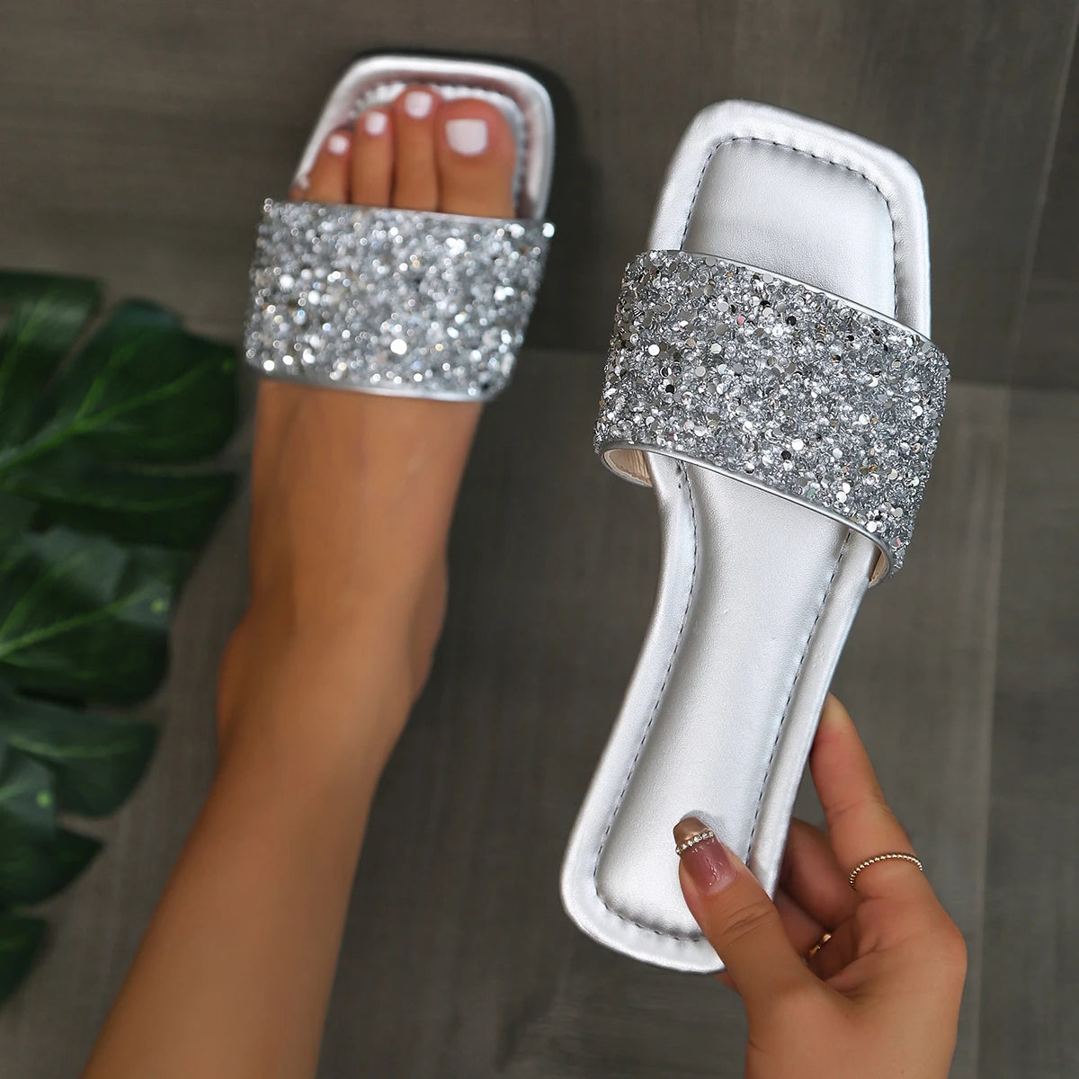 Glitter Bling Women Slippers Summer New Flat Beach Slippers Women Outdoor Luxury Sandals Designer Plus Size Shoes Slides Women
