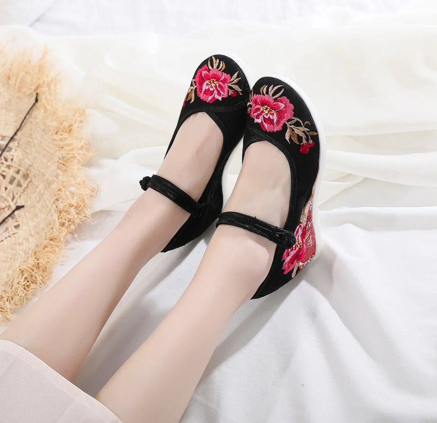 Autumn Elevator Shoes Woman Casual Harajuku Chinese Ethnic Style Canvas Vintage Embroidered Cloth Hanfu Shoes Women Zapatos