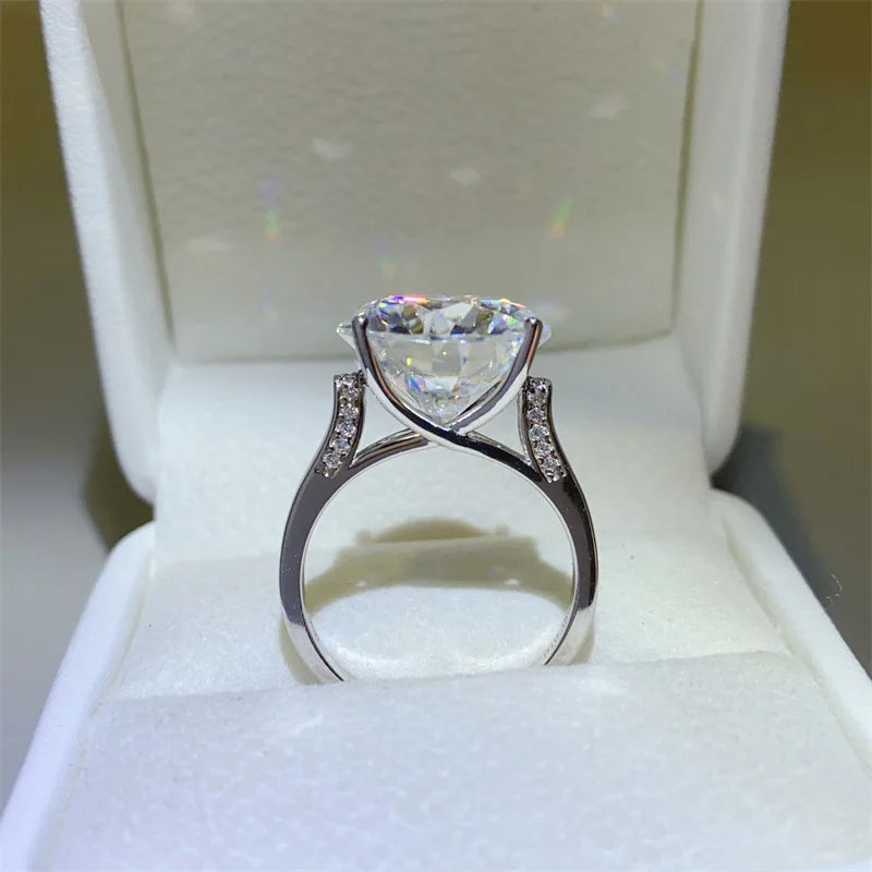 Classic Moissanite PT950 Platinum 10 Carat Luxurious Oval Ring for Women, durable structure and long-lasting brilliant luster