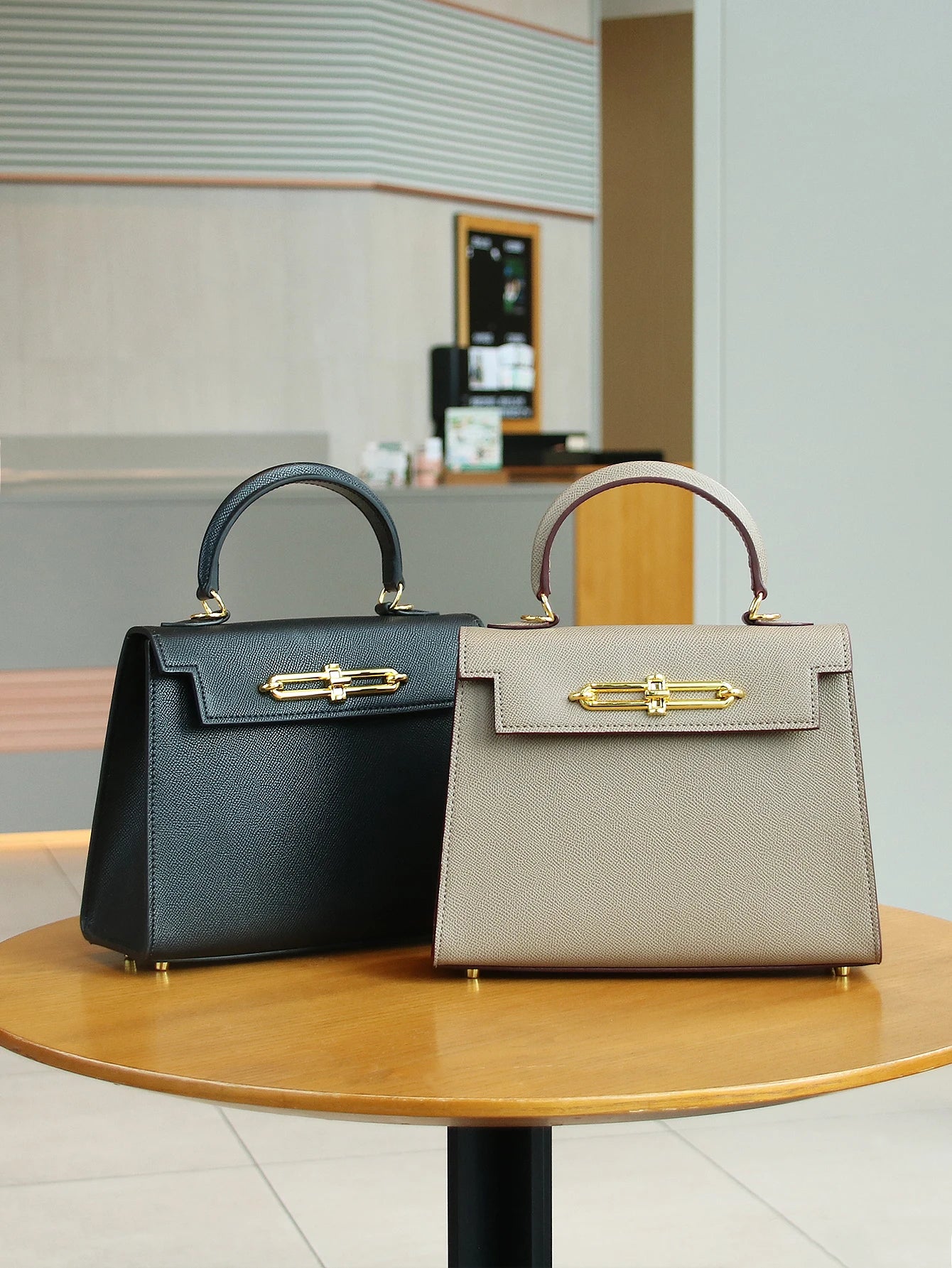 2026 High-End Portable Fashion Ladies Bag Temperament Small Bag Palm Crocodile Handbag OL Commuter Joker Work Bag Light Luxury S