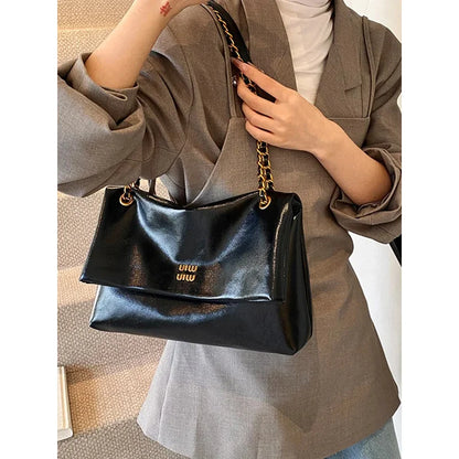 High-quality designer large-capacity underarm tote bag female 2026 new wild light luxury high-end commuter chain messenger bag