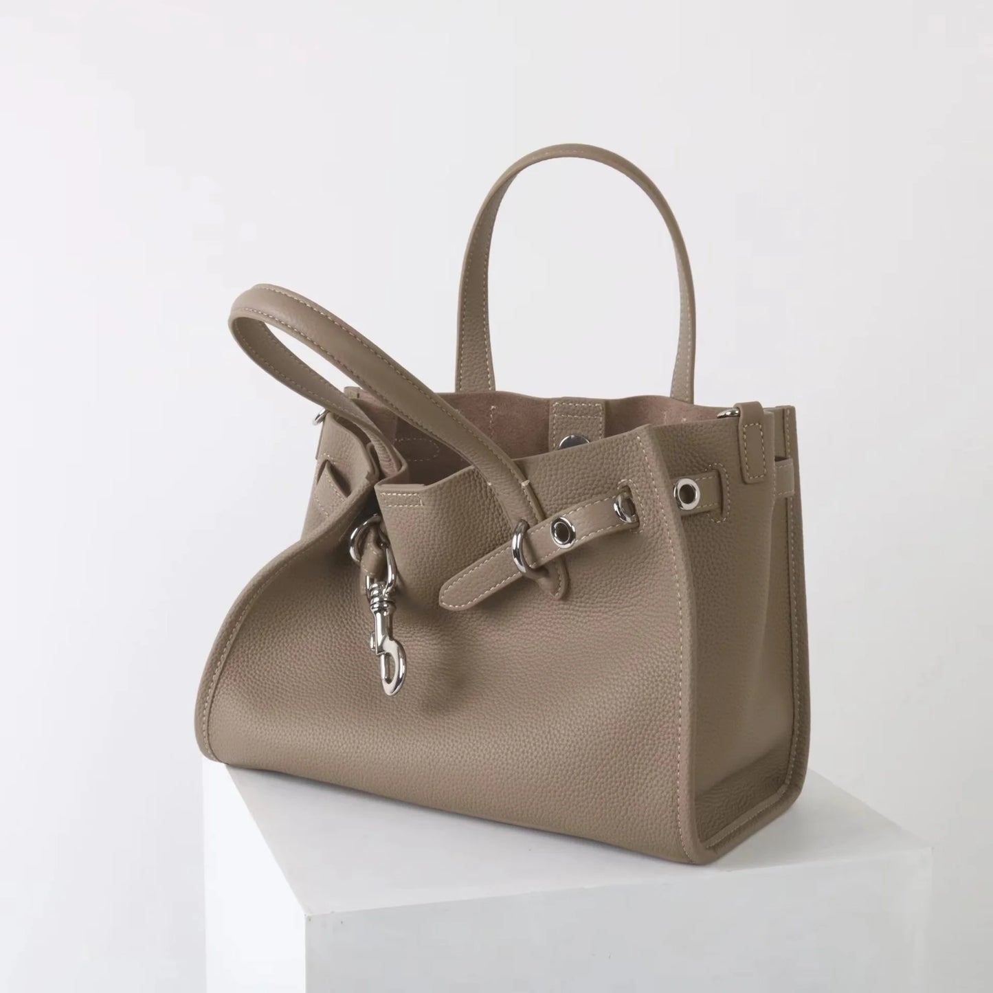 2026 Top grade Women's Genuine Leather Bag High Quality Casual Versatile Handbags Female Shoulder Bags Commute Totes Coffee