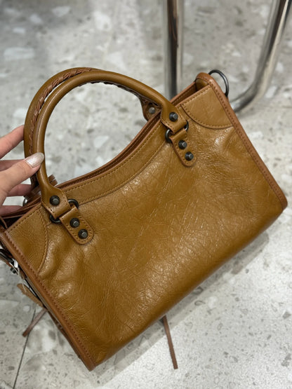 2026 Luxury Design Le City Rivet Motorcycle Bag Leather Leather Leather Handheld Women's Bag Trendy Fashion Single Shoulder Diag